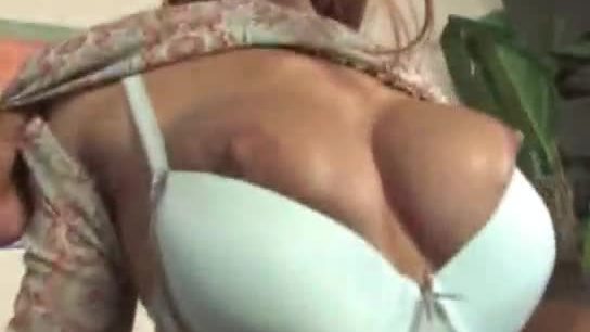 Sexy babe shows her pussy and play it with her dil