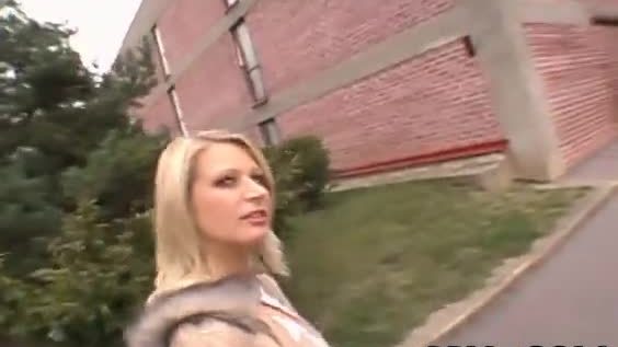 Hawt playgirl is getting her cunt drilled outdoors